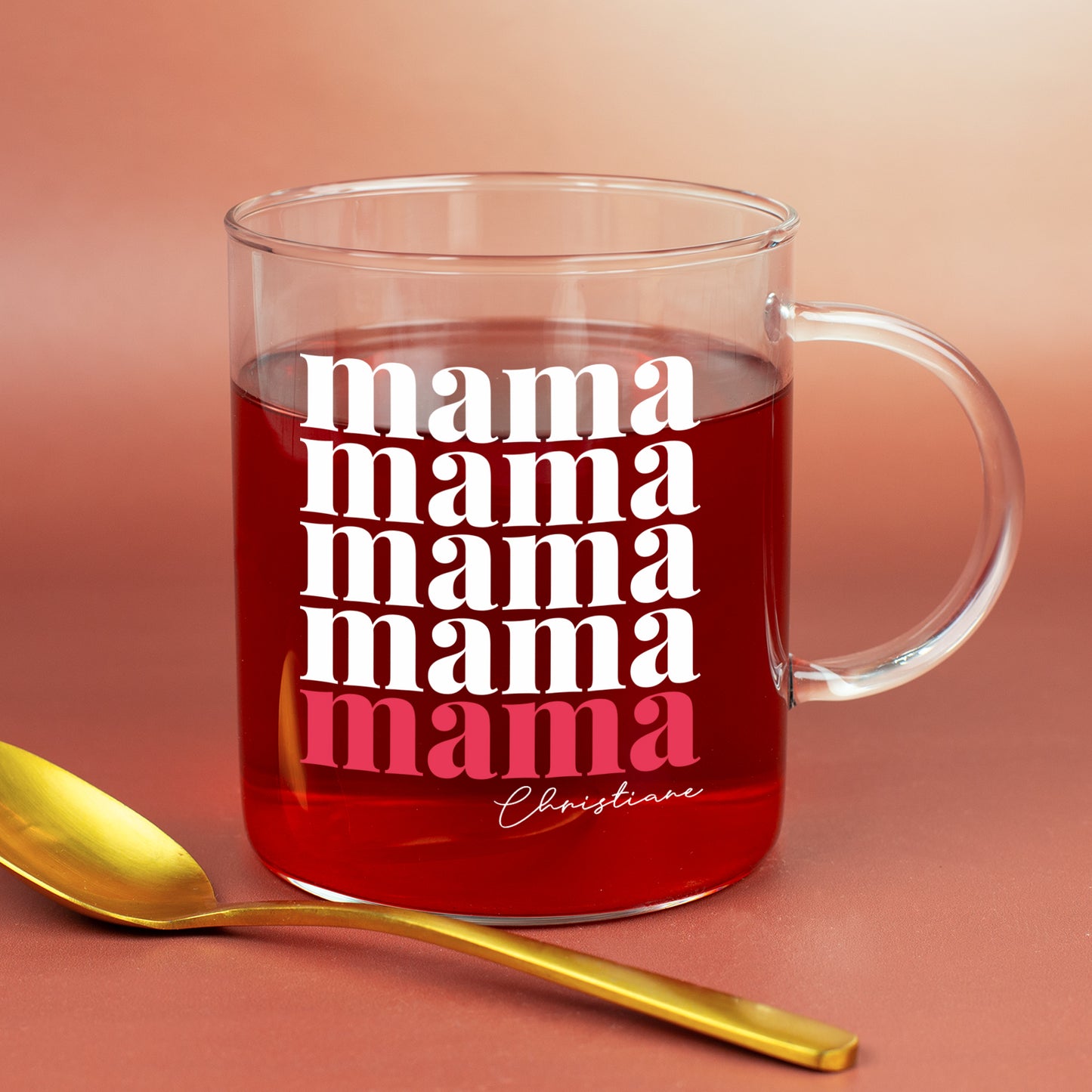 Teeglas mit modernem Mama Schriftzug und personalisiertem Namen auf warmem Hintergrund