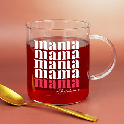 Teeglas mit modernem Mama Schriftzug und personalisiertem Namen auf warmem Hintergrund