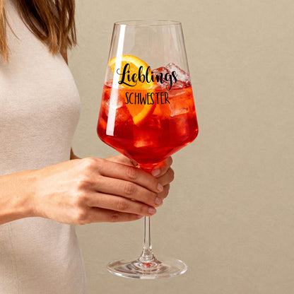 Personalisiertes Leonardo Weinglas mit Schriftzug „Lieblings Schwester“ und Herzmotiv, gefüllt mit rotem Getränk