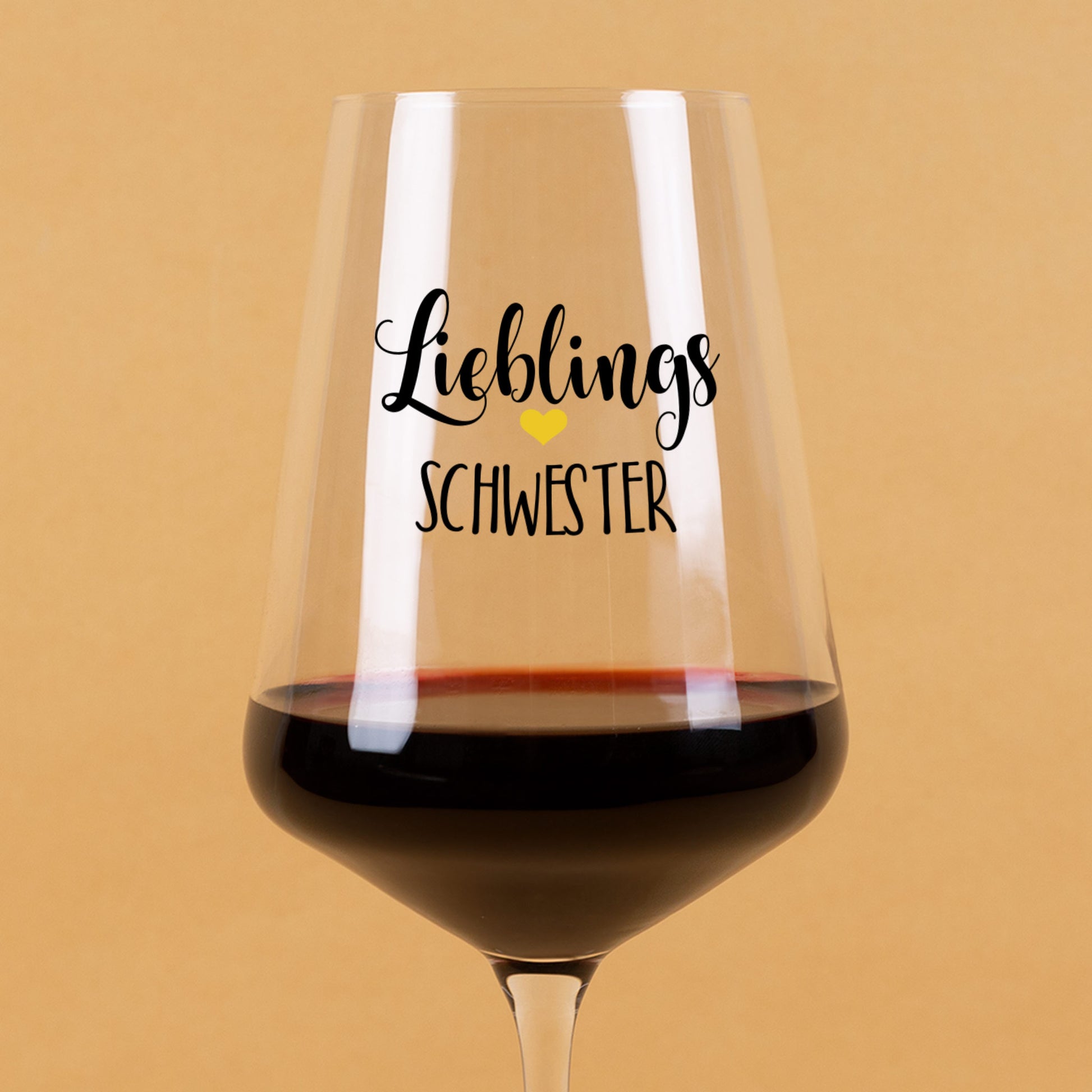 Detailansicht des Weinglases mit vorgedrucktem „Lieblings“ und ergänztem Wunschtext