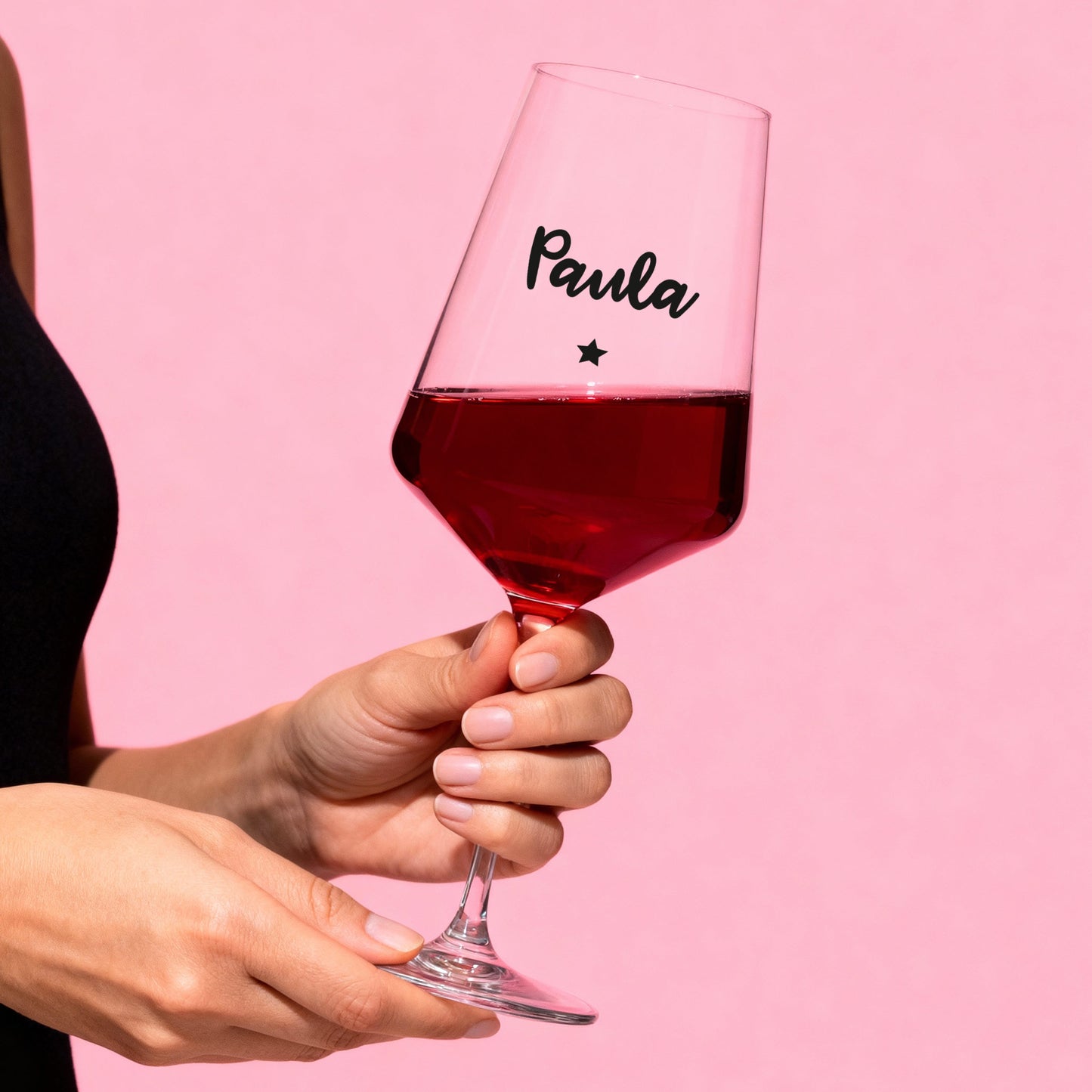 Personalisierte Weinglas-Druckvariante – Name Paula mit Sternmotiv, gehalten in der Hand