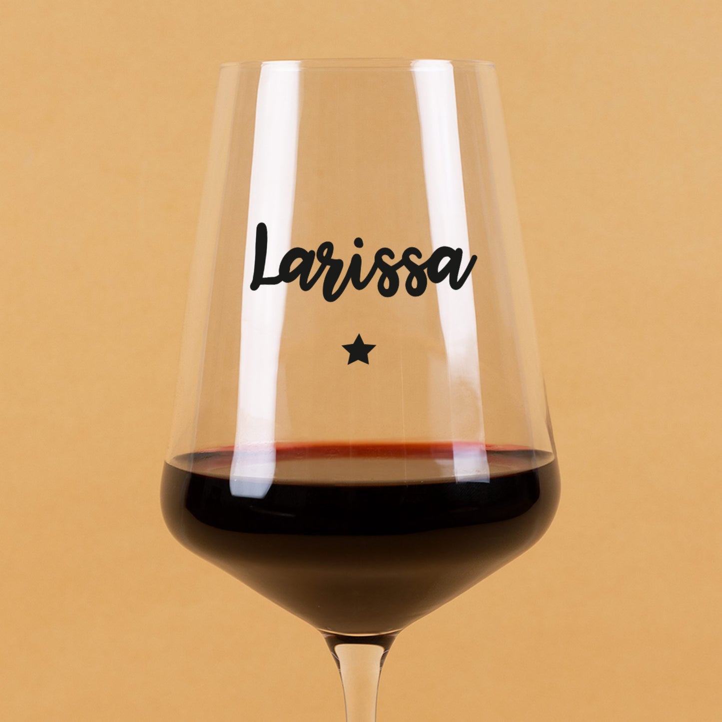 Detailaufnahme des bedruckten Leonardo Weinglases mit Name Larissa und Sternmotiv
