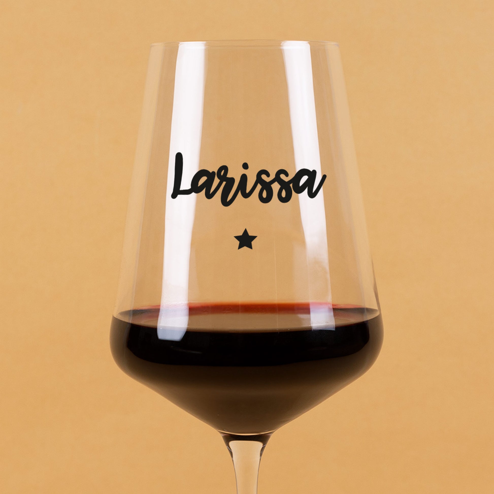 Detailaufnahme des bedruckten Leonardo Weinglases mit Name Larissa und Sternmotiv