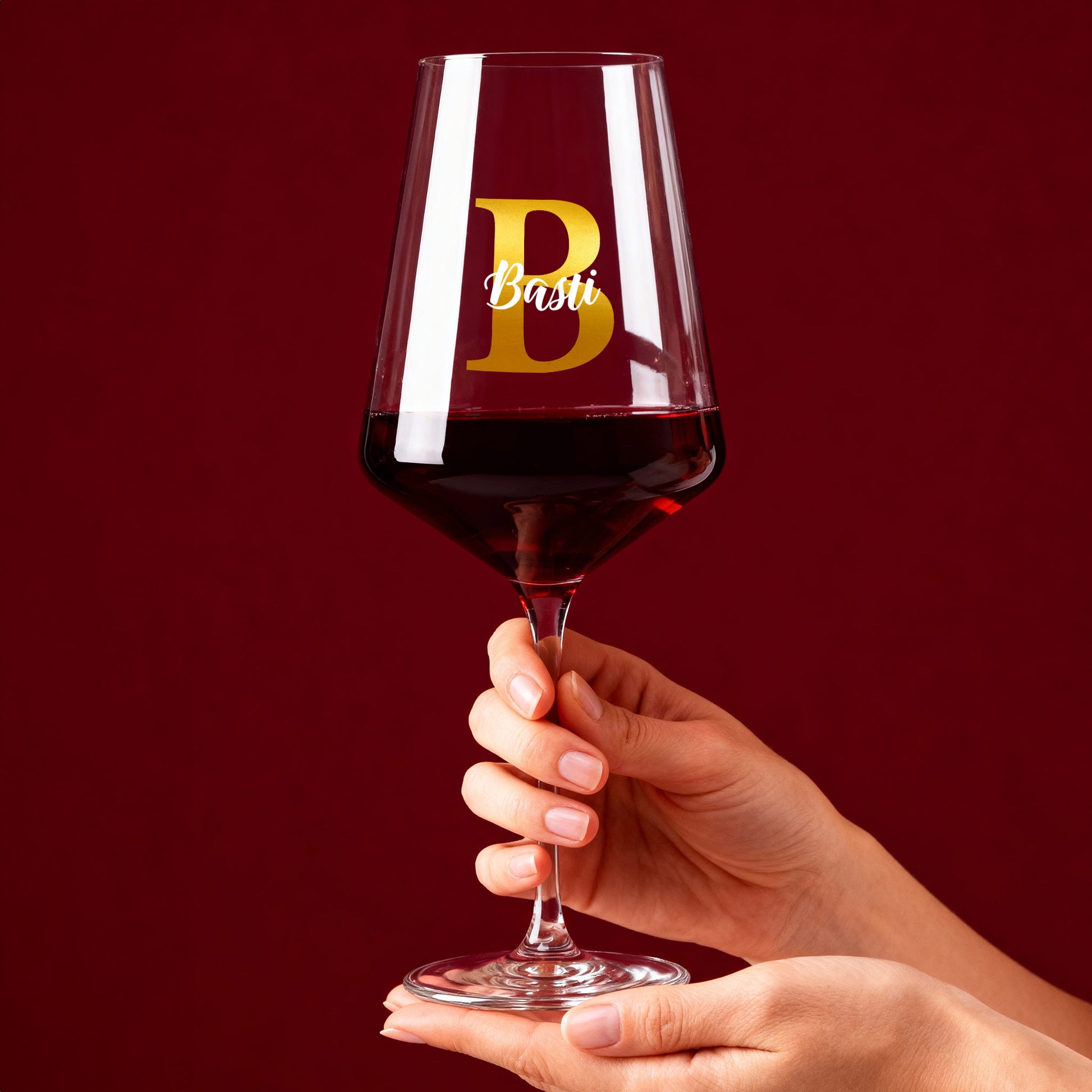 Leonardo Weinglas mit großer goldener Initiale B und Name Basti, personalisiert als Geschenkidee