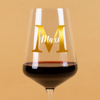 Detailansicht Weinglas mit großer Initiale M in Goldoptik und Name Maxi, hochwertiger Druck