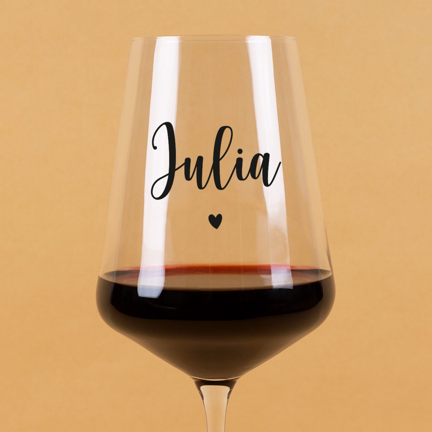 Detailansicht Weinglas mit Name Julia und Herzsymbol, moderner Druck
