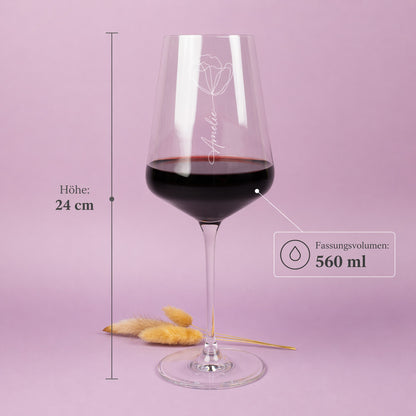 Elegantes Weinglas mit Gravur Name und Blumenmotiv mit Rotwein auf warmem Hintergrund mit Produktinformationen