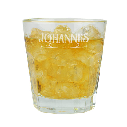 Freigestelltes Leonardo-Trinkglas mit Gravur von Name und Ornamentmotiv, gefüllt mit Getränk und Eiswürfeln