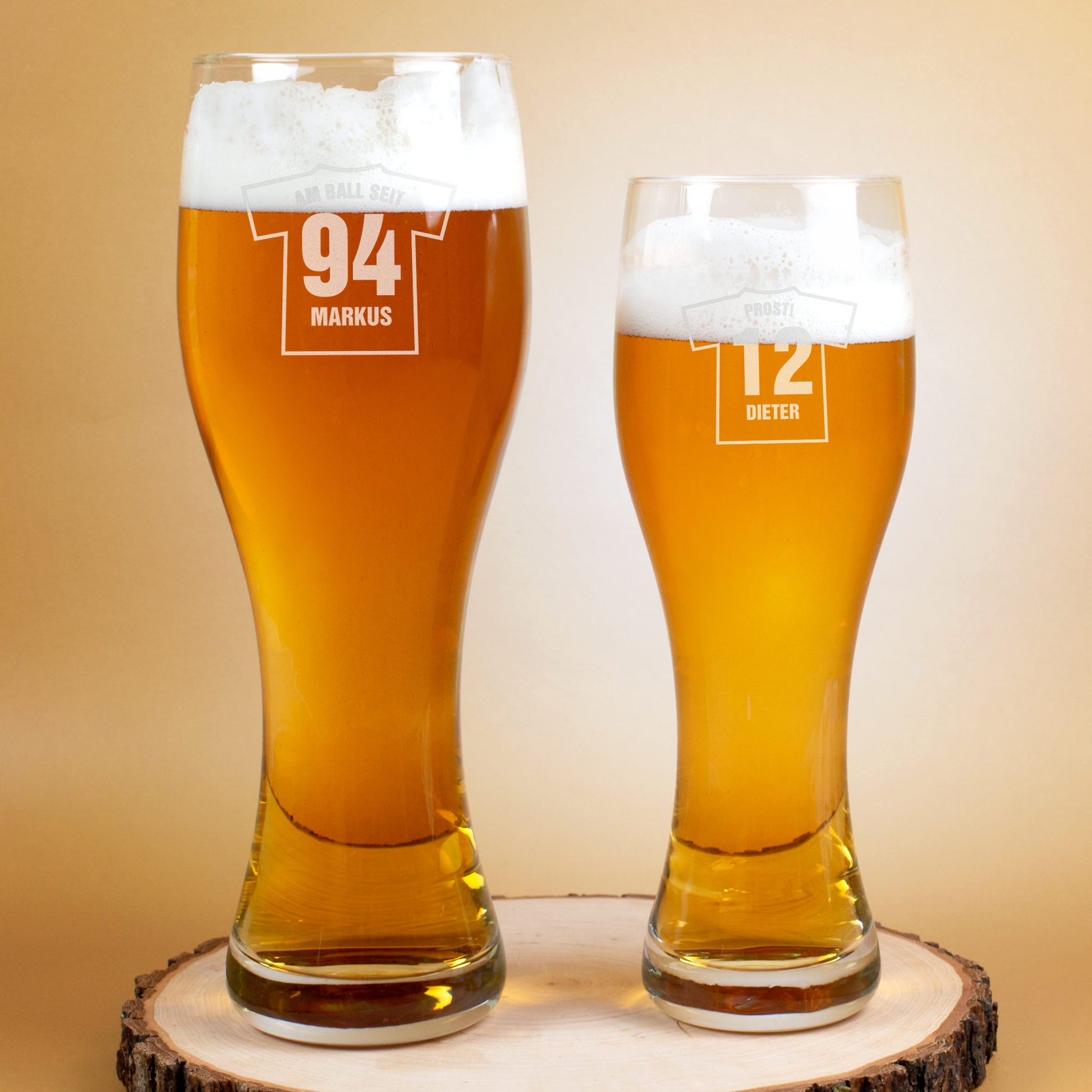 Biergläser in 2 Größen mit Trikot, Text, Zahl und Name graviert