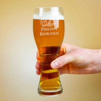 Graviertes Bierglas mit Aufschrift „Philipps Bierchen“ in einer Hand gehalten, gefüllt mit Bier