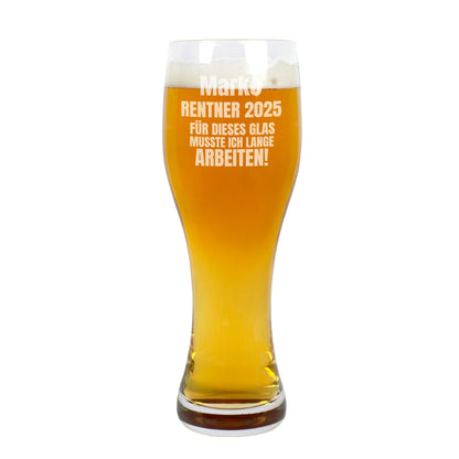 Personalisiertes Weizenglas mit Gravur „Marko Rentner 2025 – Für dieses Glas musste ich lange arbeiten!“ vor weißem Hintergrund