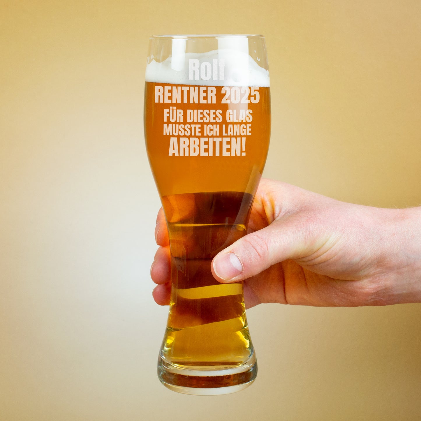 Hand hält personalisiertes Weizenglas mit Gravur „Rolf Rentner 2025“