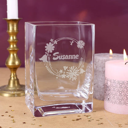 Gravierte Glasvase mit Blüten und Name