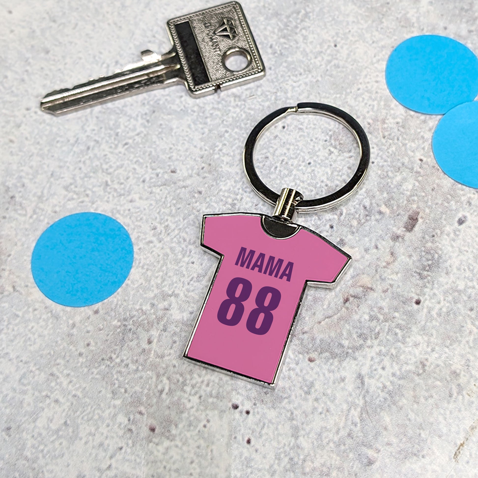 Pinkfarbener Trikot-Schlüsselanhänger mit der Aufschrift „MAMA 88“