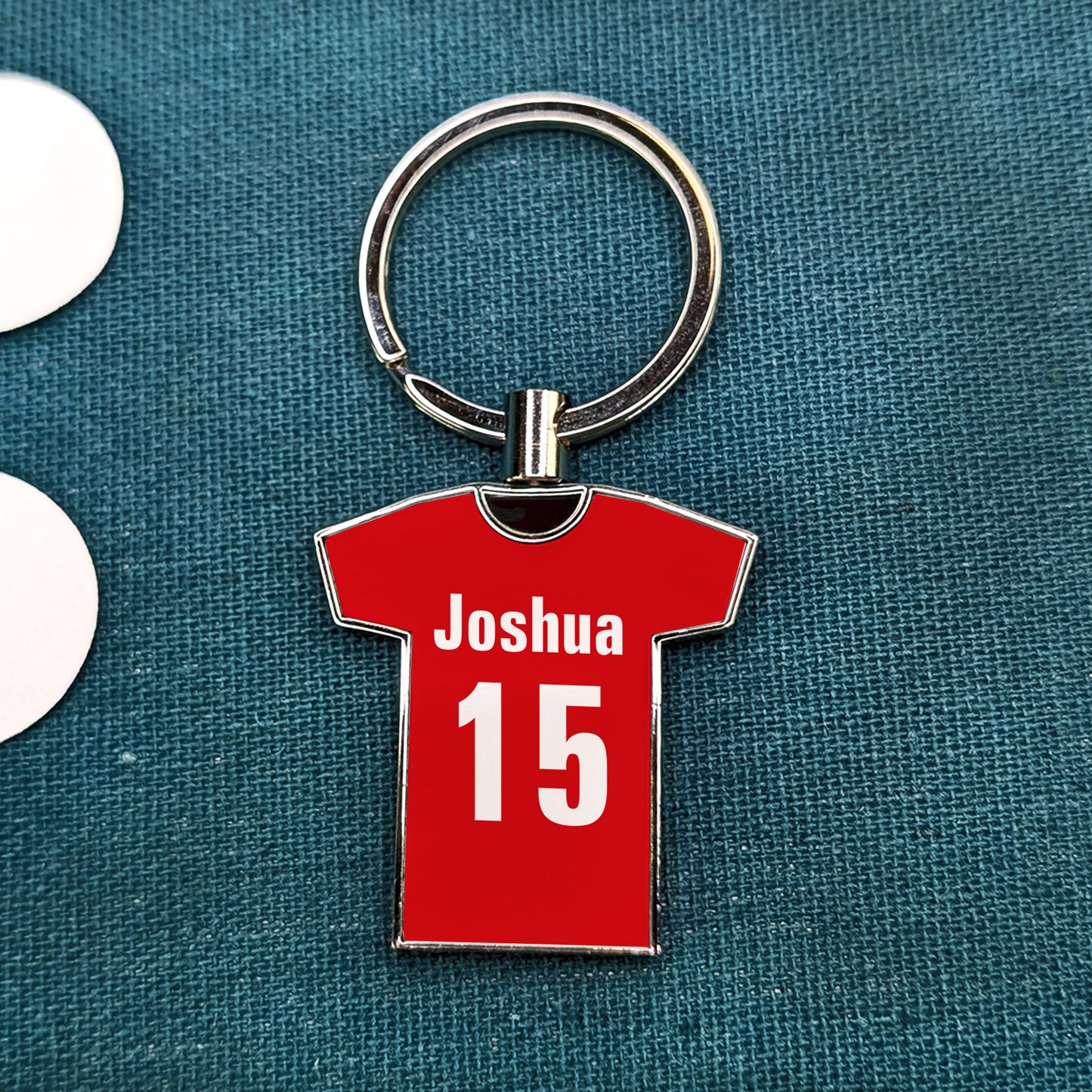 Roter Trikot-Schlüsselanhänger mit „Joshua 15“ auf türkisem Stoff
