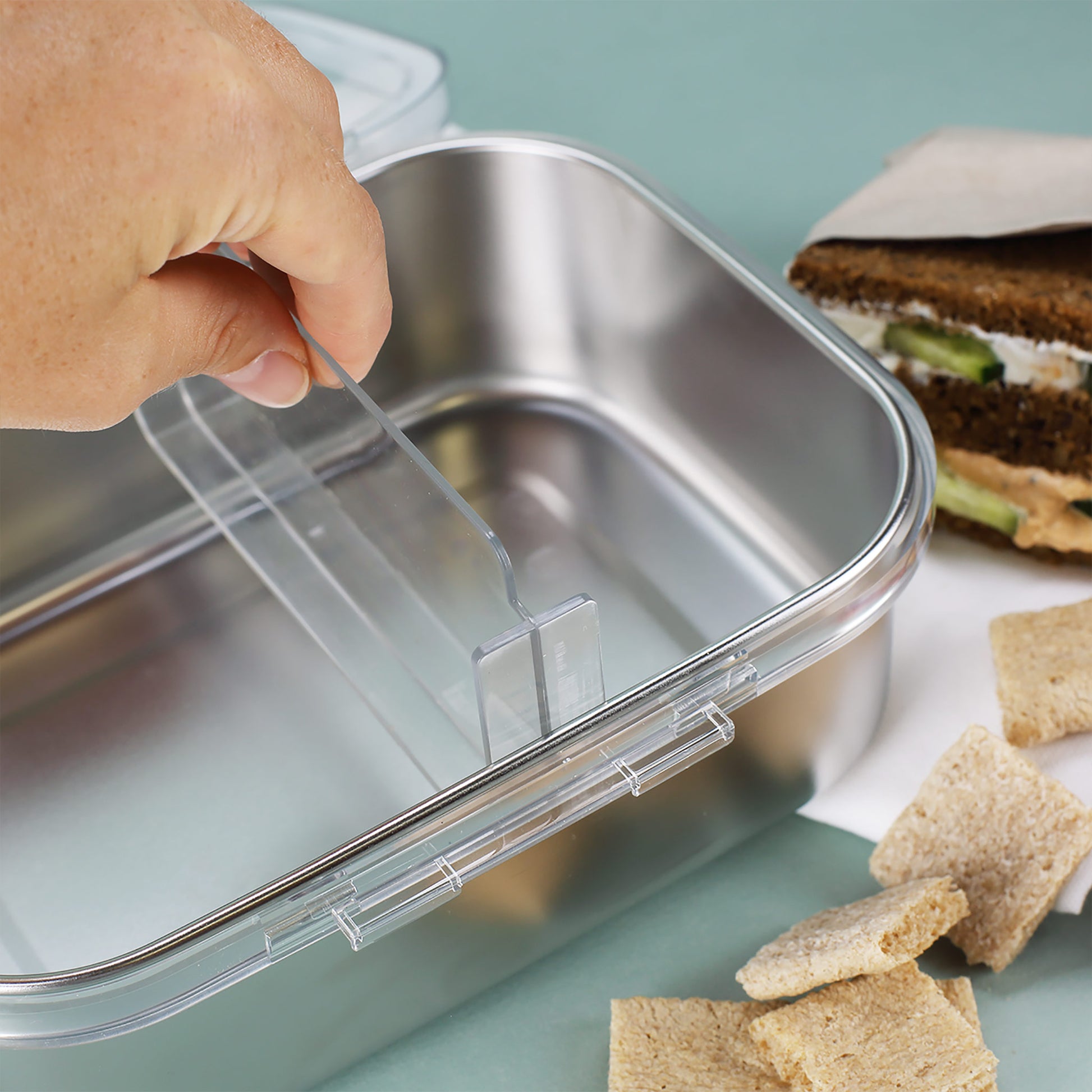 Einsatz der herausnehmbaren Trennwand in die Edelstahl-Brotdose