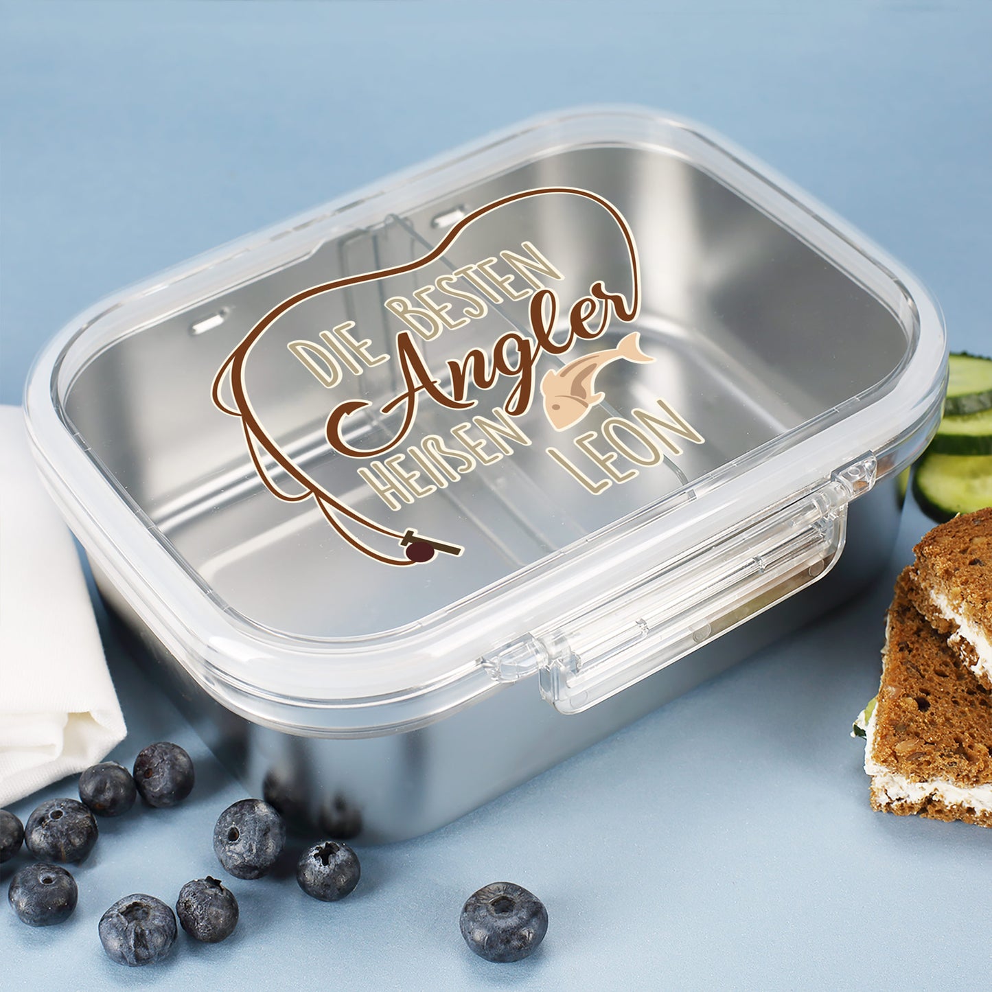 Brotdose mit Angler-Motiv und Name Leon, geschlossen mit Blaubeeren und Brothälfte