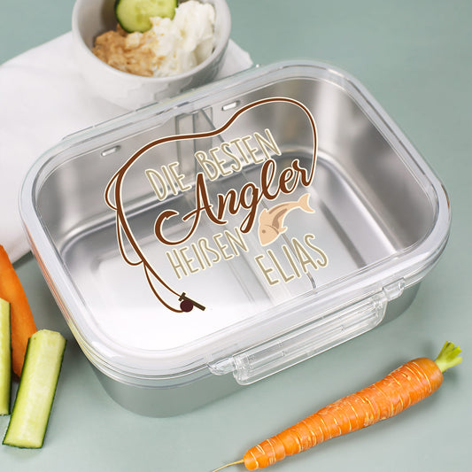 Personalisierte Brotdose „Die besten Angler heißen Elias“ mit Gemüse im Hintergrund