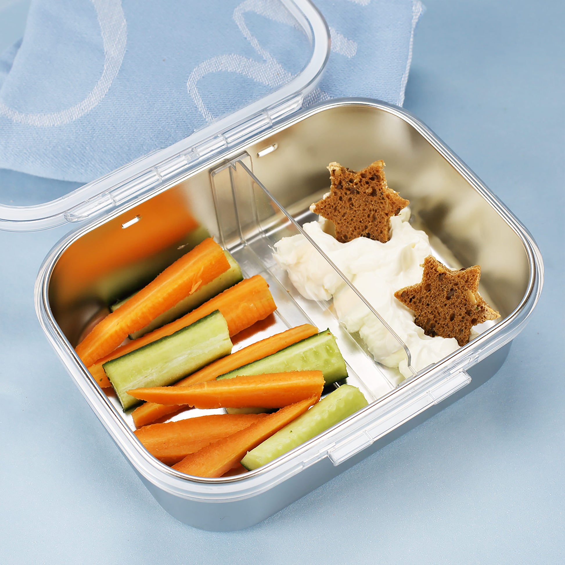 Innenansicht der Brotdose mit belegtem Brot und Blaubeeren