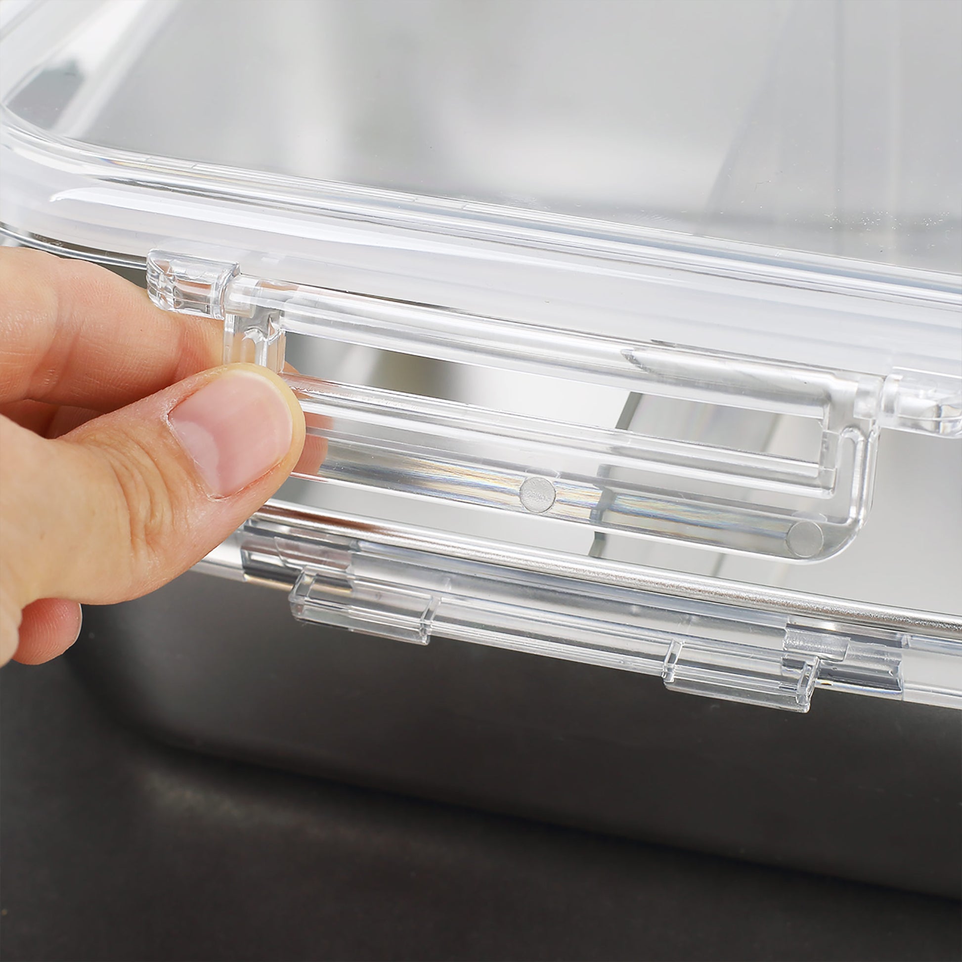 Detailansicht des Schnappverschlusses am Tritan-Deckel