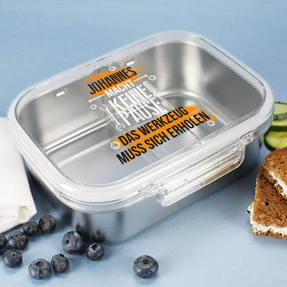 Brotdose mit Spruch „Das Werkzeug muss sich erholen“ und Name „Johannes“ – frontal mit Blaubeeren