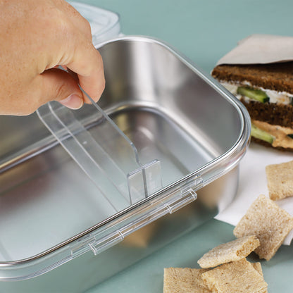 Hand beim Einsetzen der Trennwand in die Brotdose