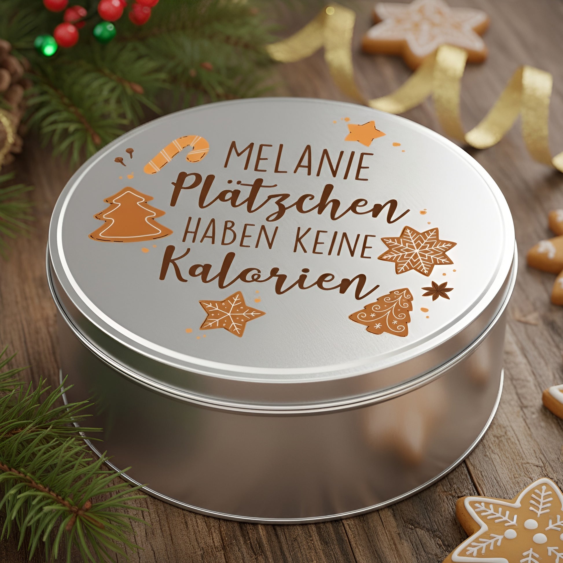Personalisierte Keksdose aus silberfarbenem Metall mit Aufdruck „Plätzchen haben keine Kalorien“ und Name Melanie auf hellblauem Hintergrund mit Sternkonfetti.
