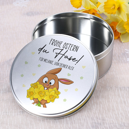 Geöffnete Blechdose zu Ostern mit Hasenmotiv als Gebäckdose oder Geschenkbox