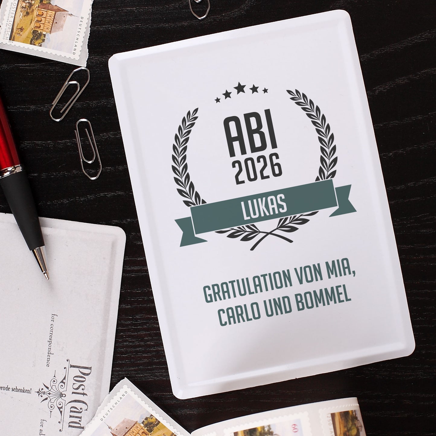 Abitur Blechpostkarte mit Glückwunschtext und Name auf dunklem Holz Hintergrund