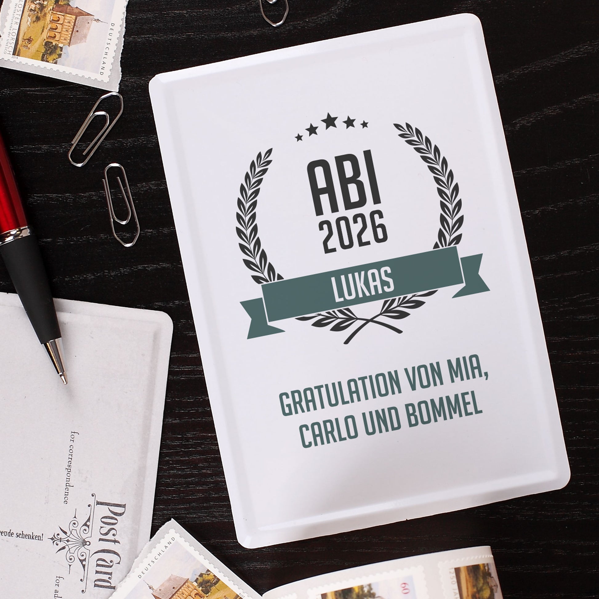Abitur Blechpostkarte mit Glückwunschtext und Name auf dunklem Holz Hintergrund