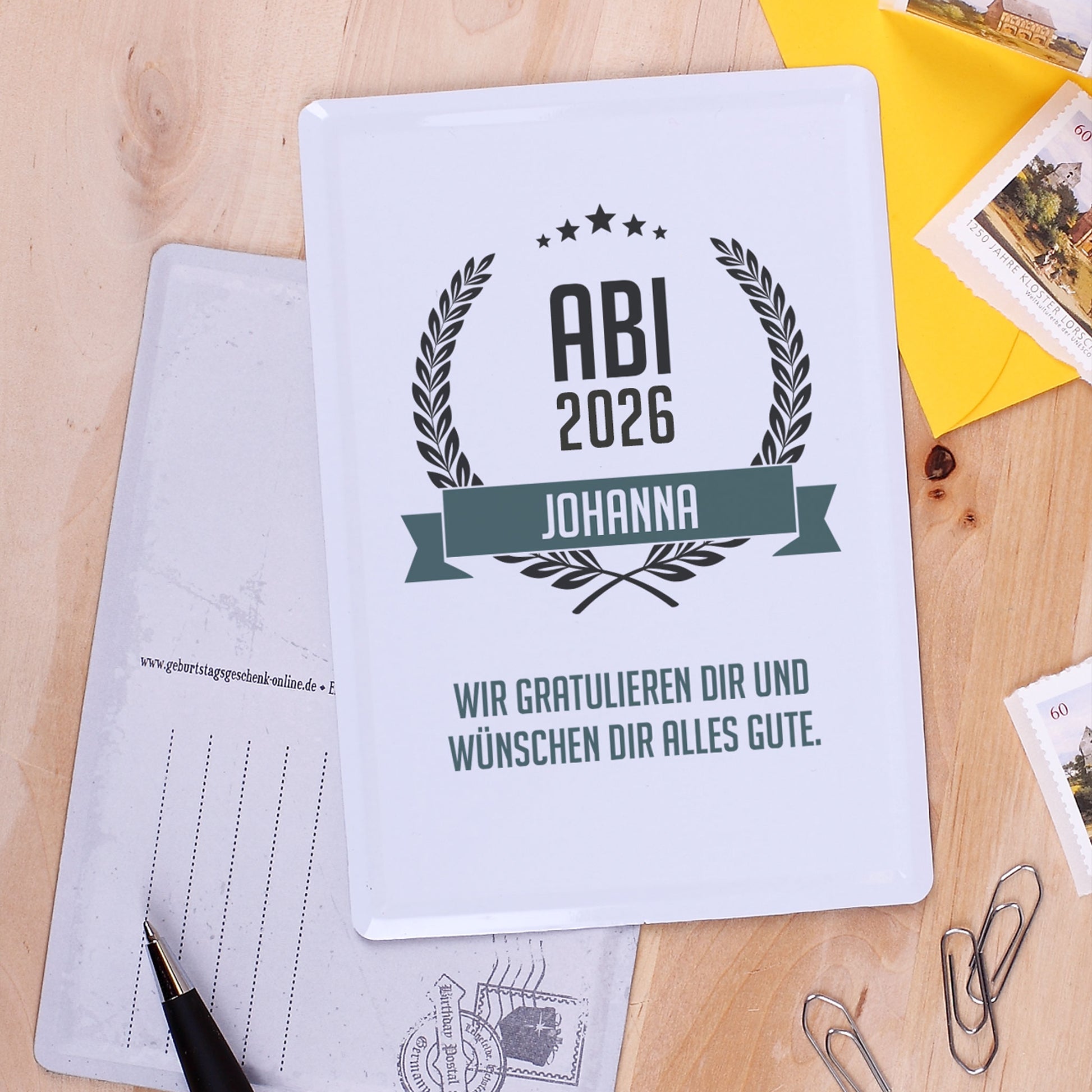 Abitur Blechpostkarte mit Glückwunschtext und Name auf hellem Holz Hintergrund