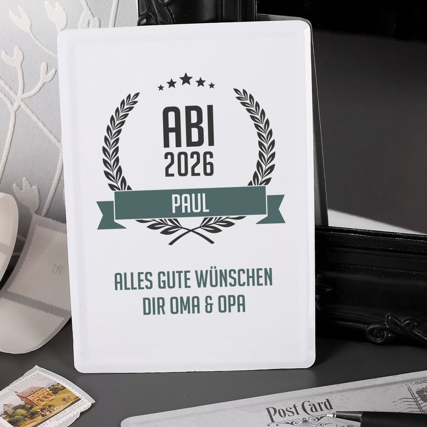 Abitur Blechpostkarte mit Glückwunschtext und Name stehend dekoriert mit Briefmarken und einer Postkarte