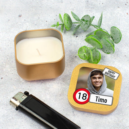Goldene Mini Duftkerze mit geöffnetem Wachsbehälter, personalisiertem Deckel mit Name Timo und Feuerzeug