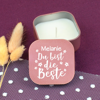 Geöffnete roségoldene Duftkerze mit Vanilleduft, personalisierter Deckel „Melanie Du bist die Beste“ auf violettem Stoff