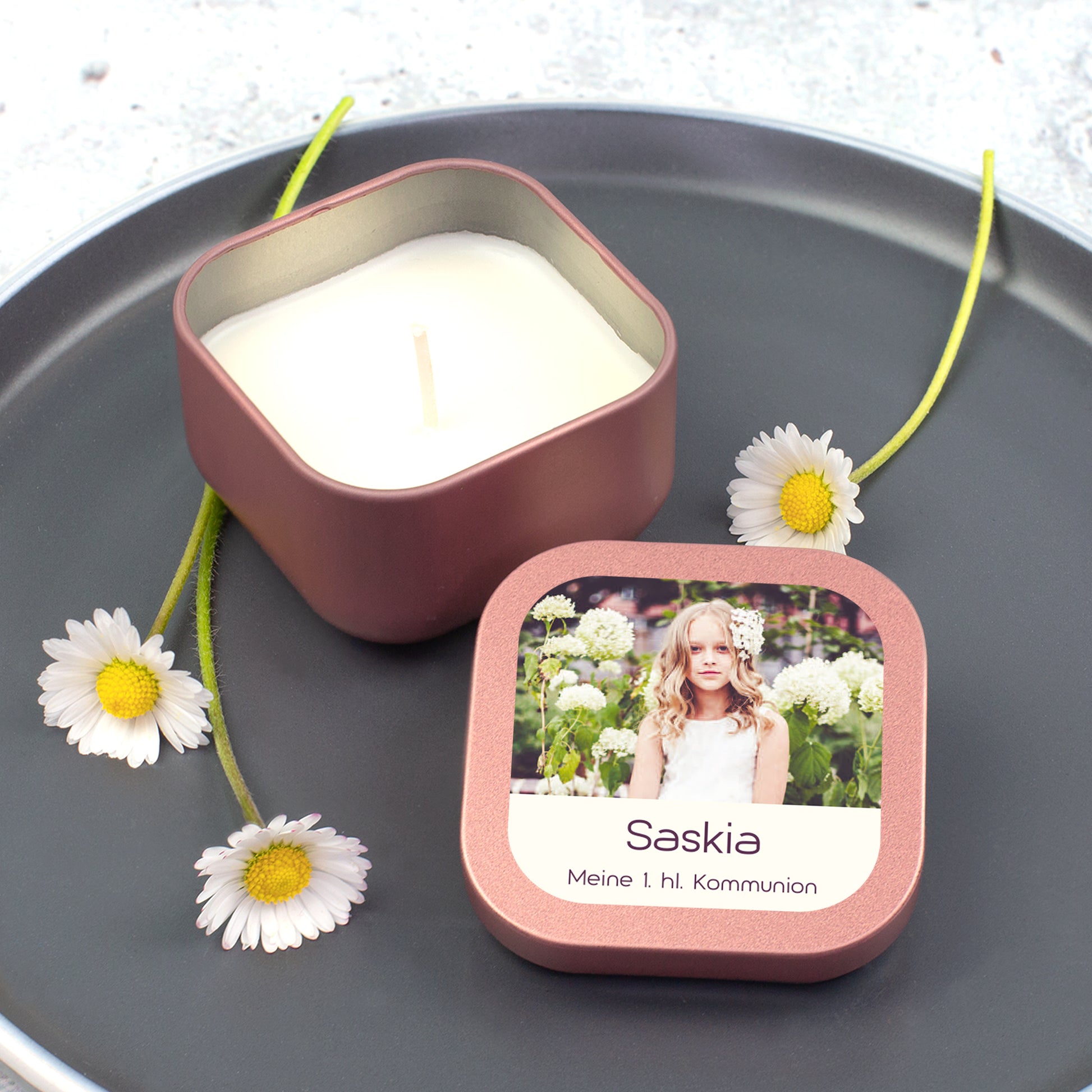 Roségoldene Mini Duftkerze mit Foto, Name Saskia und Kommunion Wunschtext als Tischdeko mit Blumen