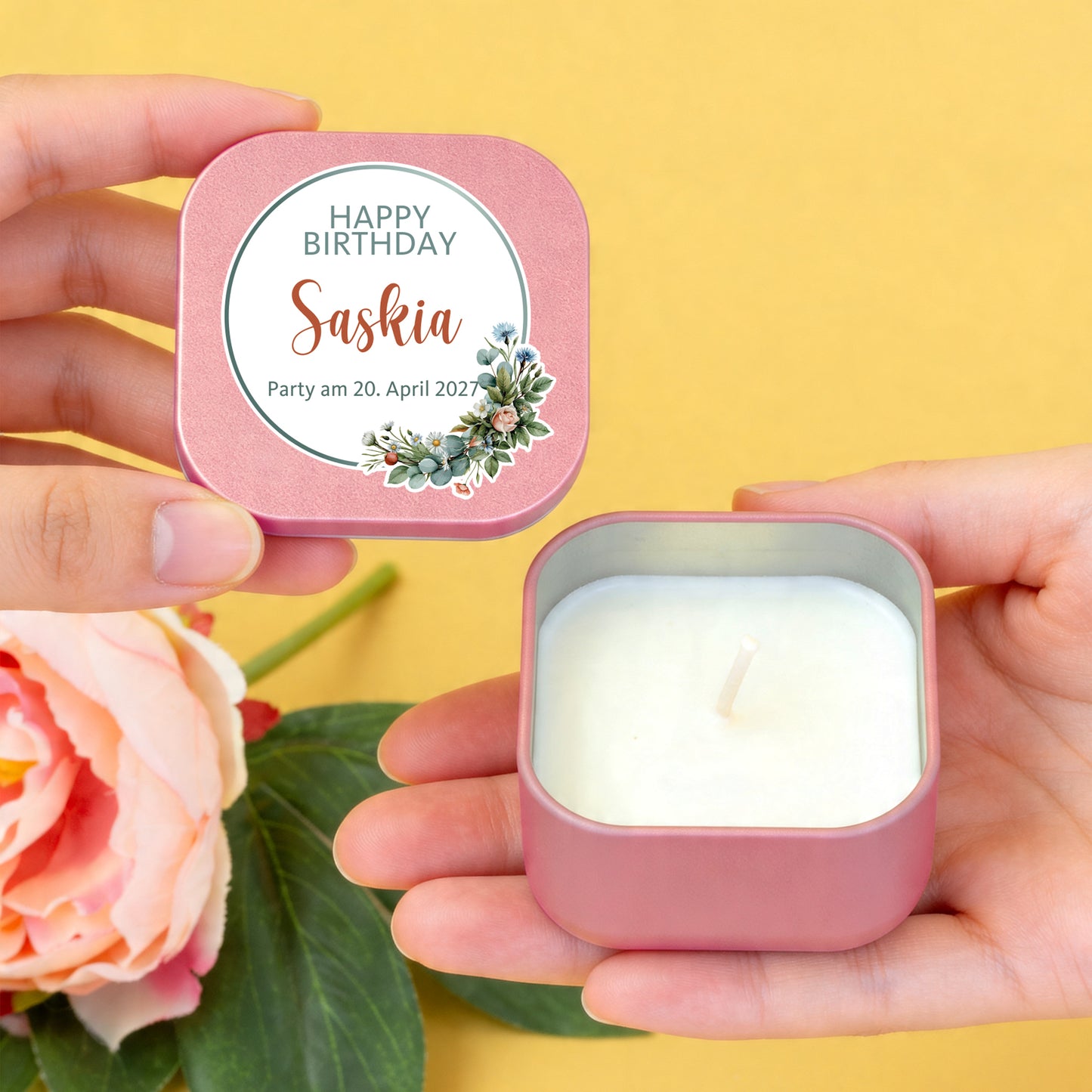 Personalisierte Mini Duftkerze in Roségold mit Happy-Birthday-Motiv, Name Saskia und Wunschtext