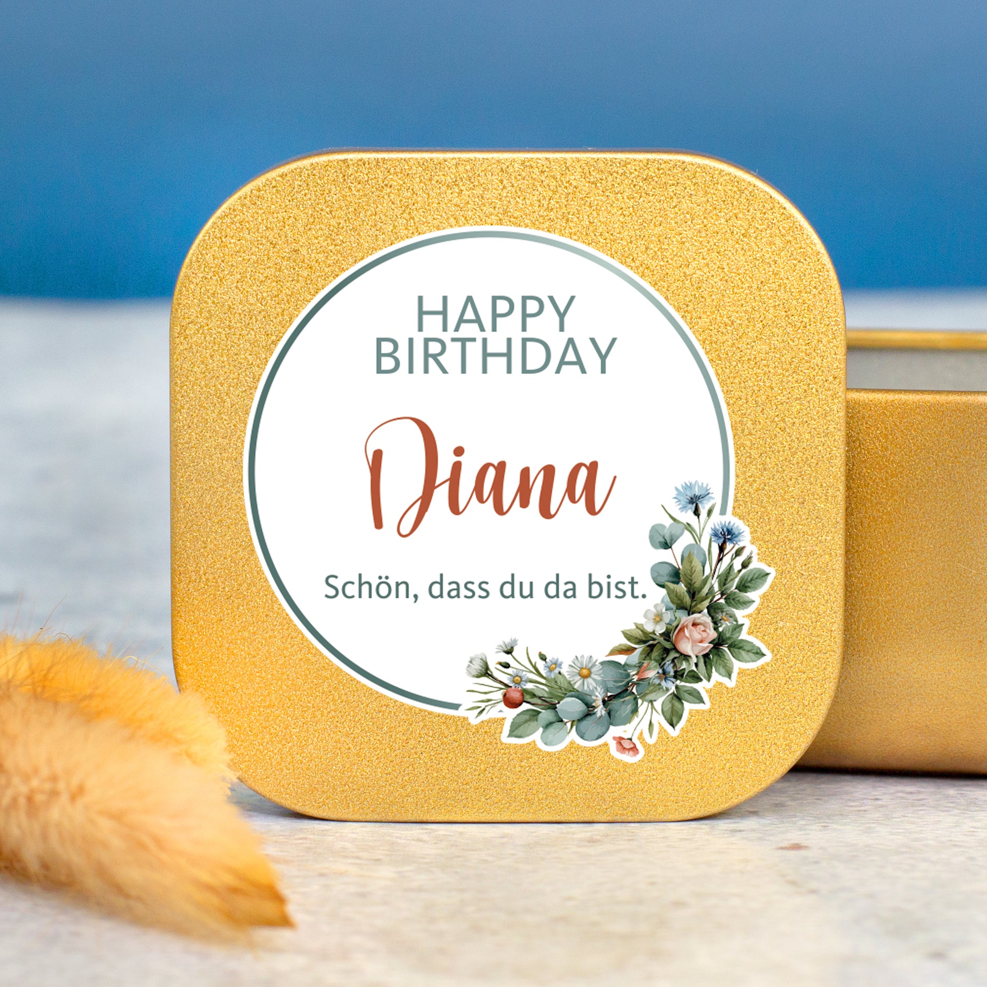 Goldene Mini Duftkerze mit Happy-Birthday-Motiv und Personalisierung Diana