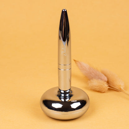 Magischer Kugelschreiber mit Namensgravur stehend in Ständer auf gelbem Hintergrund dekoriert mit Halm