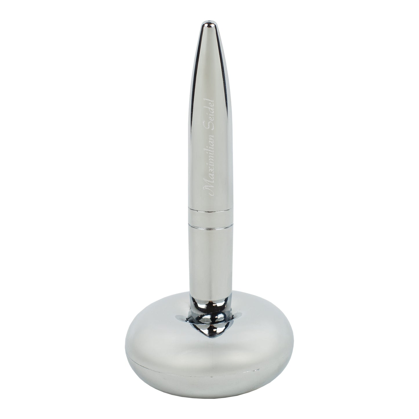 Magischer Kugelschreiber mit Namensgravur stehend in Ständer freigestellt auf weißem Hintergrund