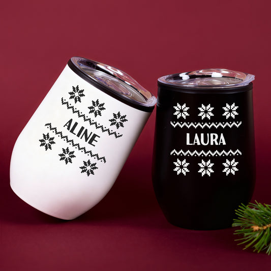 Zwei personalisierte Thermobecher in Schwarz und Weiß mit Strickmotiv und Namen Aline und Laura auf rotem Hintergrund