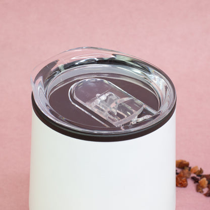 Detailaufnahme des weißen Thermobechers mit transparentem Deckel und Schiebeverschluss