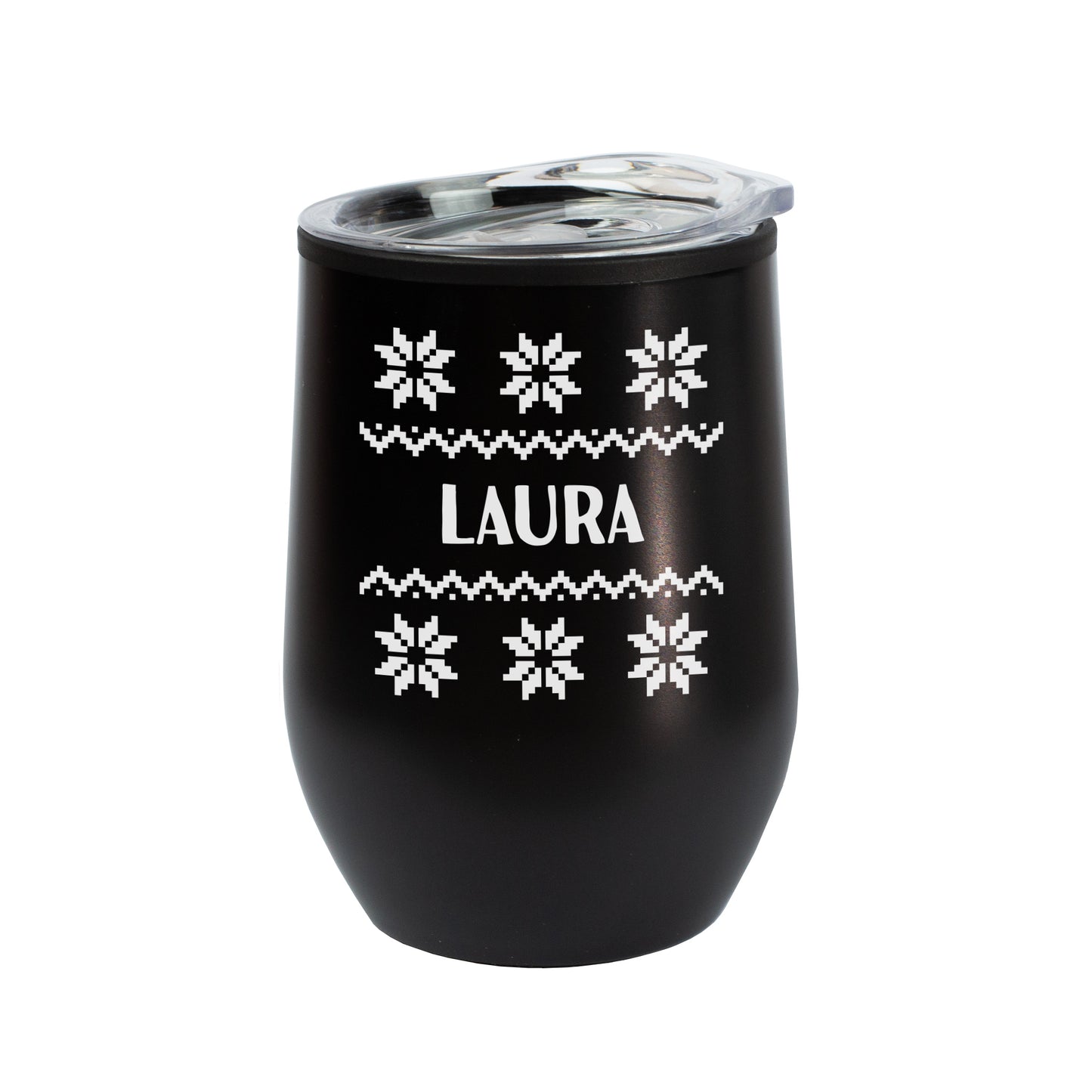 Schwarzer Thermobecher mit weißem Strickmuster und Name Laura, freigestellt auf weißem Hintergrund