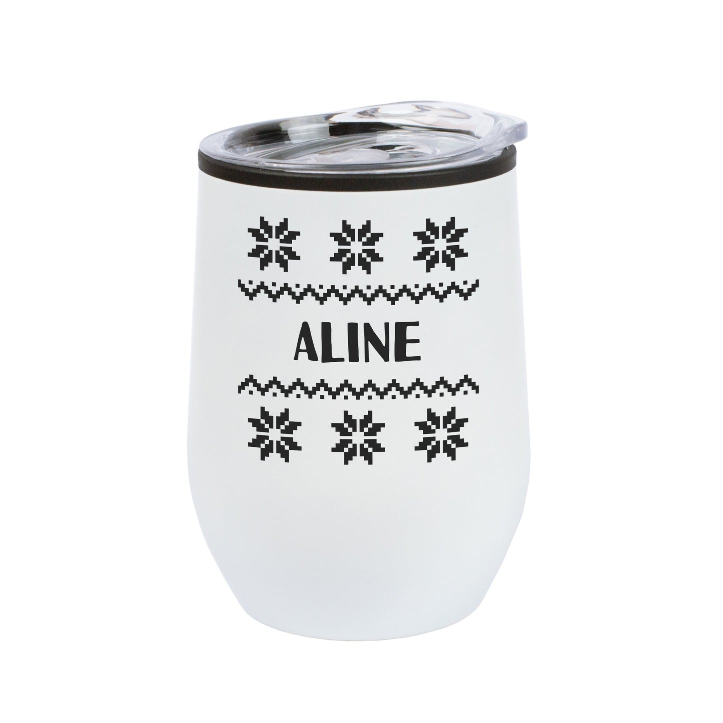 Weißer Thermobecher mit schwarzem Strickmuster und Name Aline, freigestellt auf weißem Hintergrund