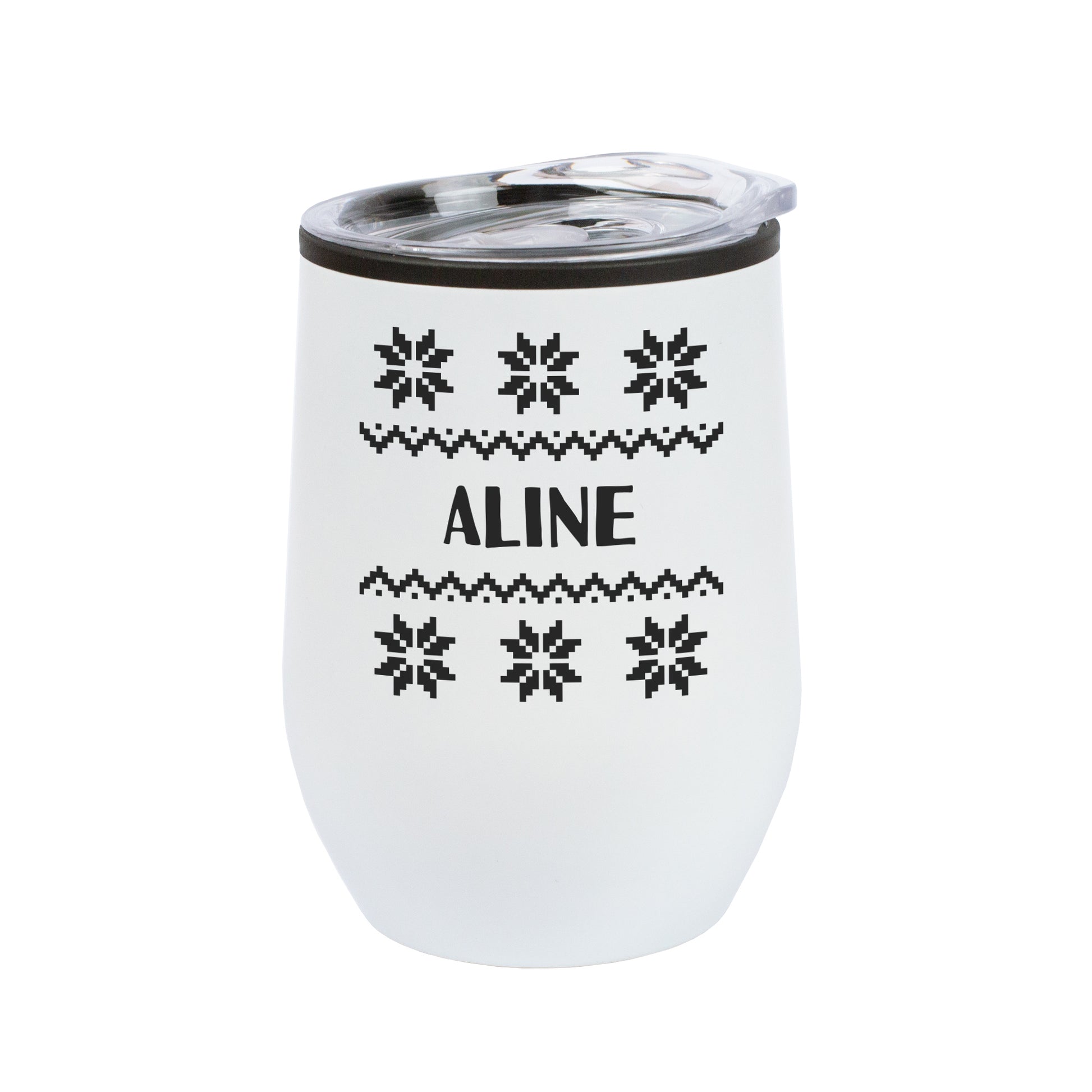 Weißer Thermobecher mit schwarzem Strickmuster und Name Aline, freigestellt auf weißem Hintergrund