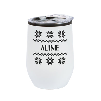 Weißer Thermobecher mit schwarzem Strickmuster und Name Aline, freigestellt auf weißem Hintergrund
