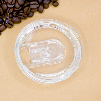 Runder transparenter Deckel für Thermobecher – Kunststoffdeckel mit Öffnung und Kaffeebohnen im Hintergrund