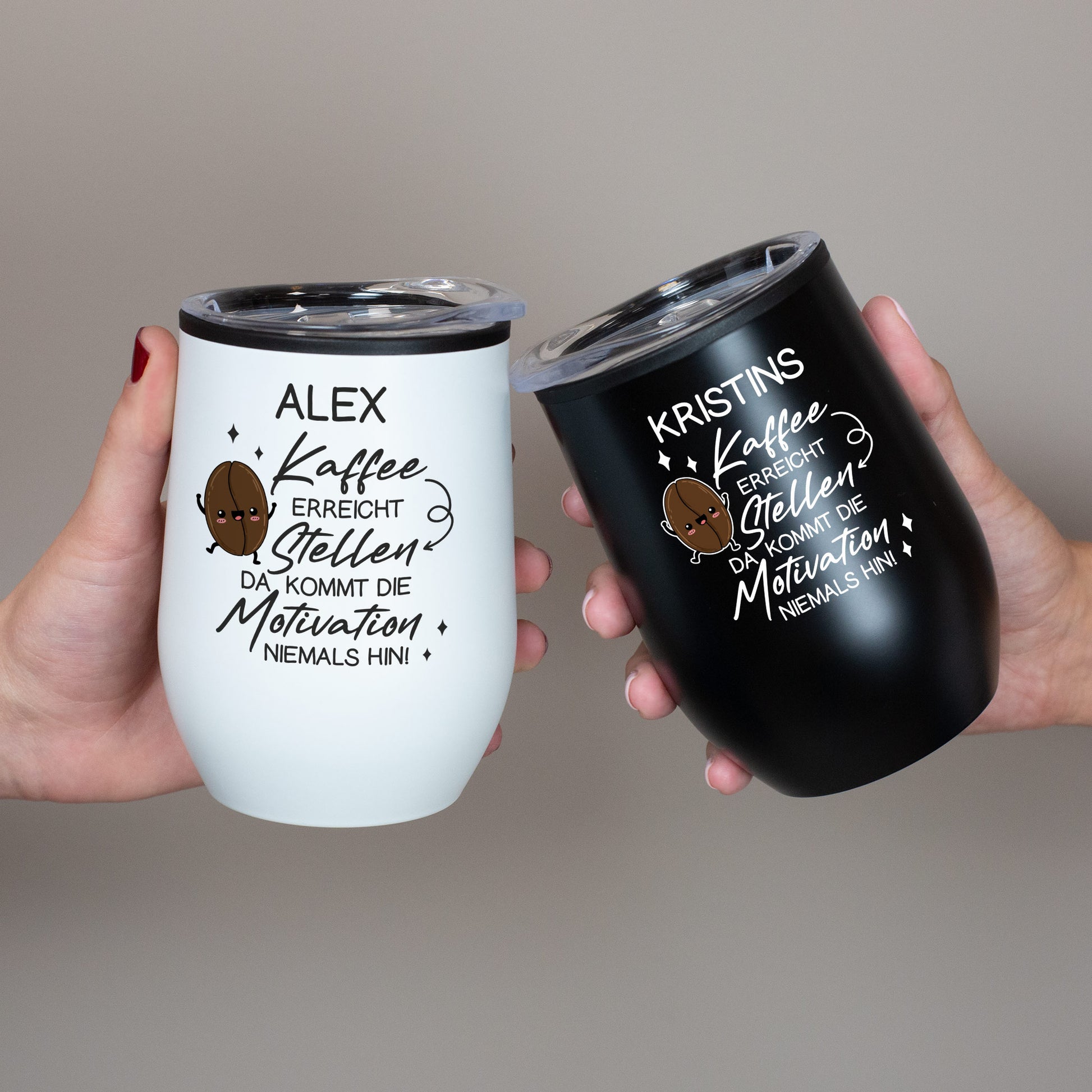 Zwei Thermobecher in Schwarz und Weiß mit personalisiertem Namen und Kaffee-Motiv in Händen gehalten