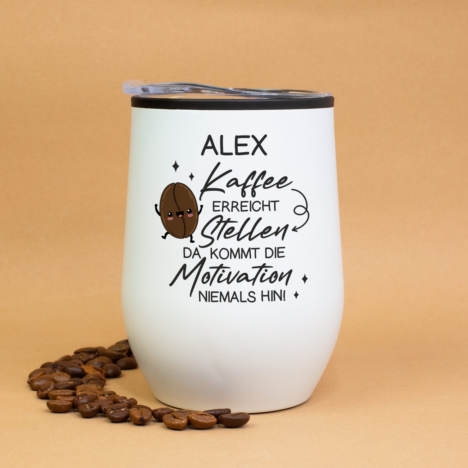 Weißer Thermobecher mit Name Alex und Kaffee-Spruch, dekoriert mit Kaffeebohnen
