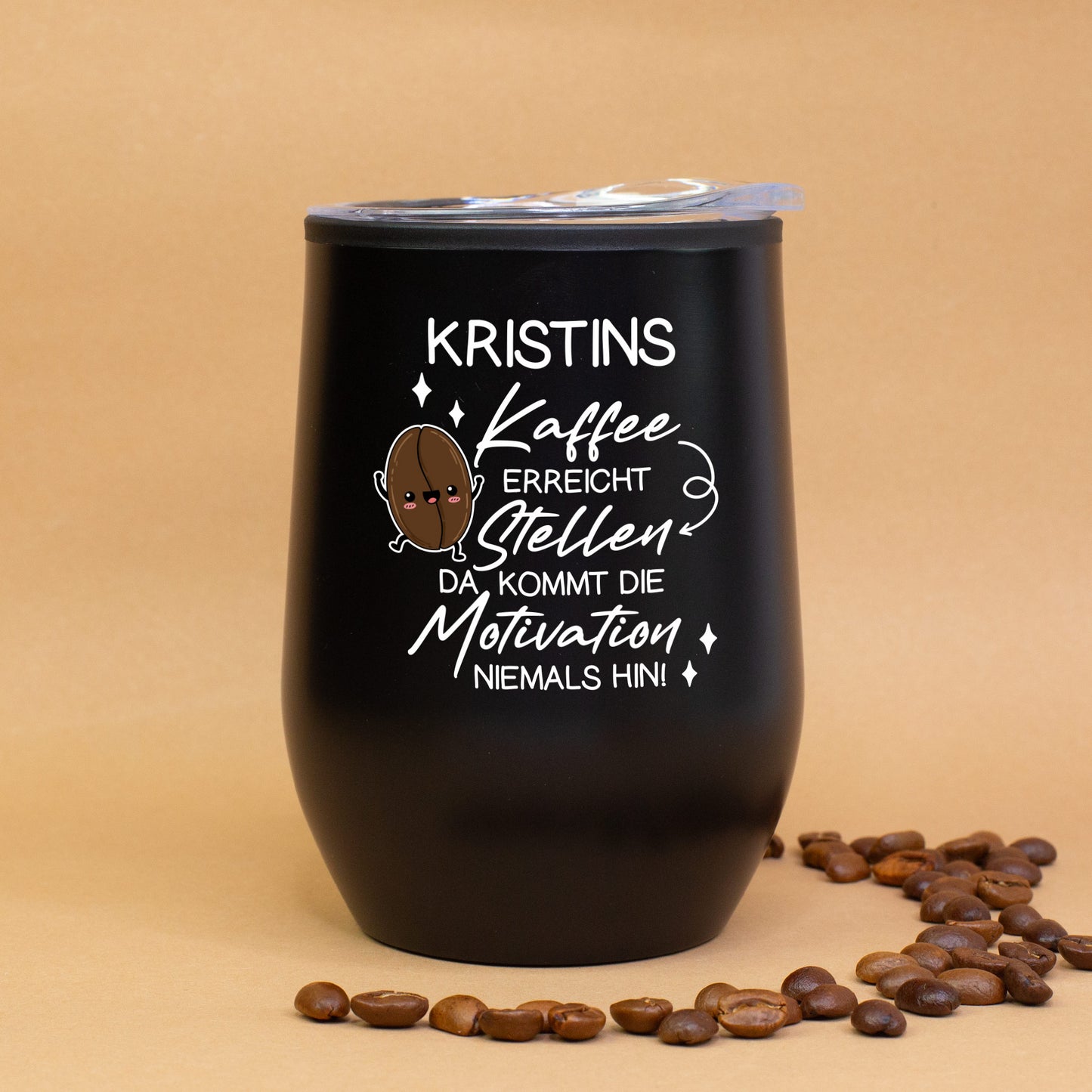 Schwarzer Thermobecher mit Name Kristins und Kaffee-Spruch, dekoriert mit Kaffeebohnen