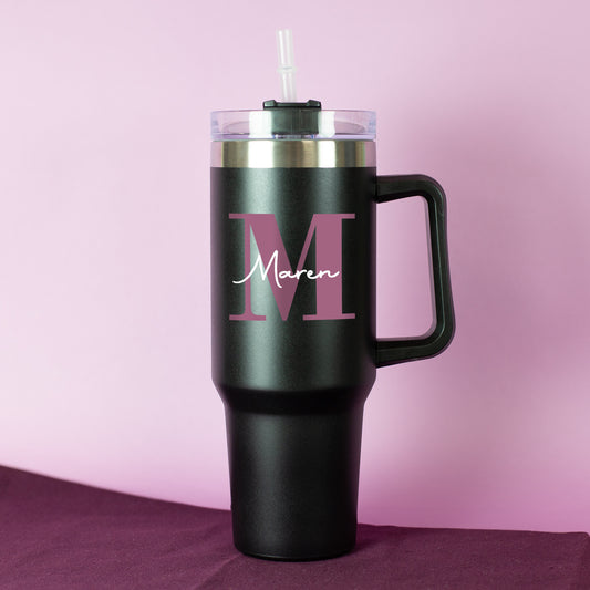 Thermobecher in Schwarz mit rosa Monogramm und weißem Namen - frontal fotografiert